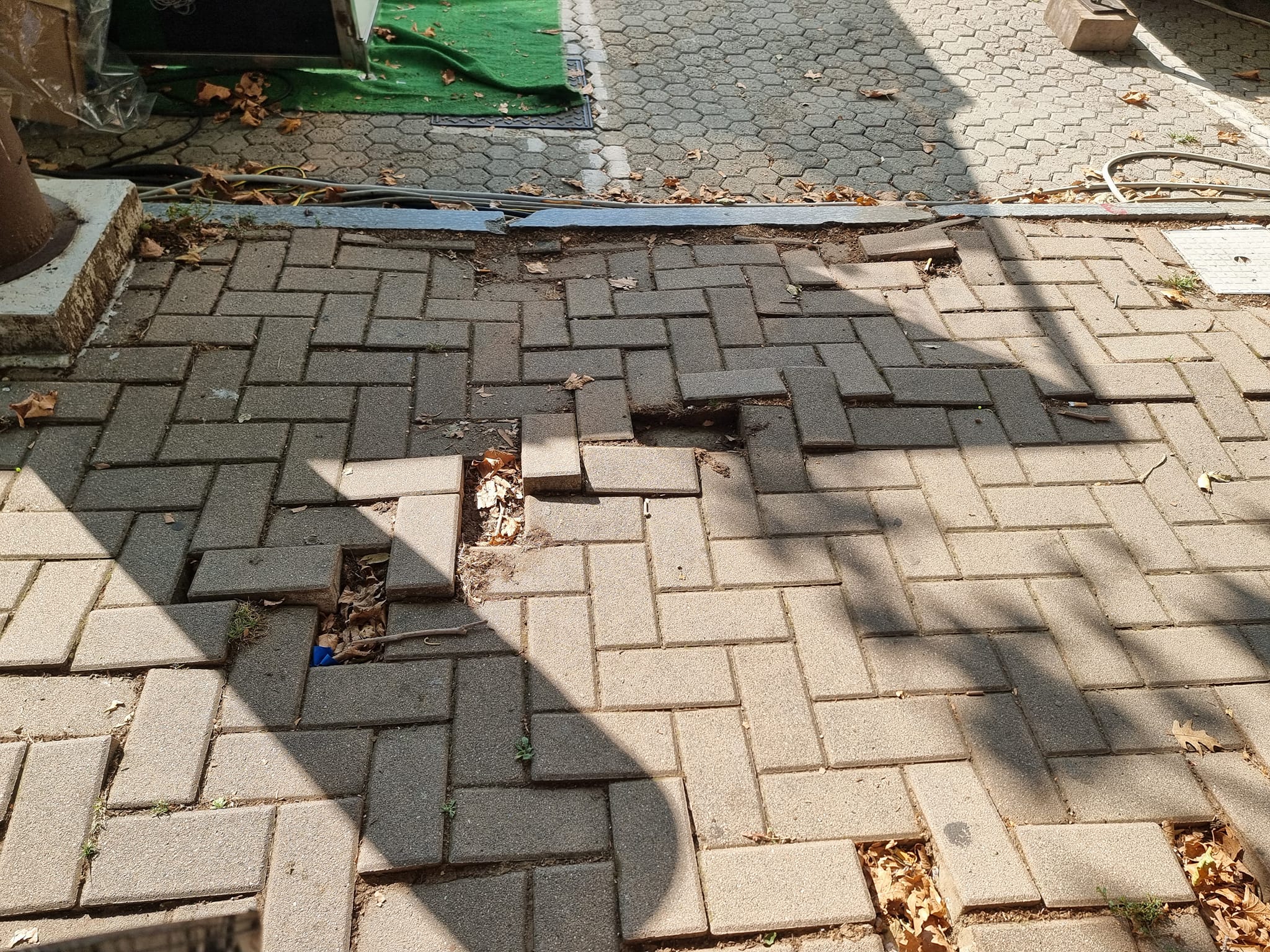 CARMAGNOLA – Pavimentazione dissestata in piazza Quattro Martiri