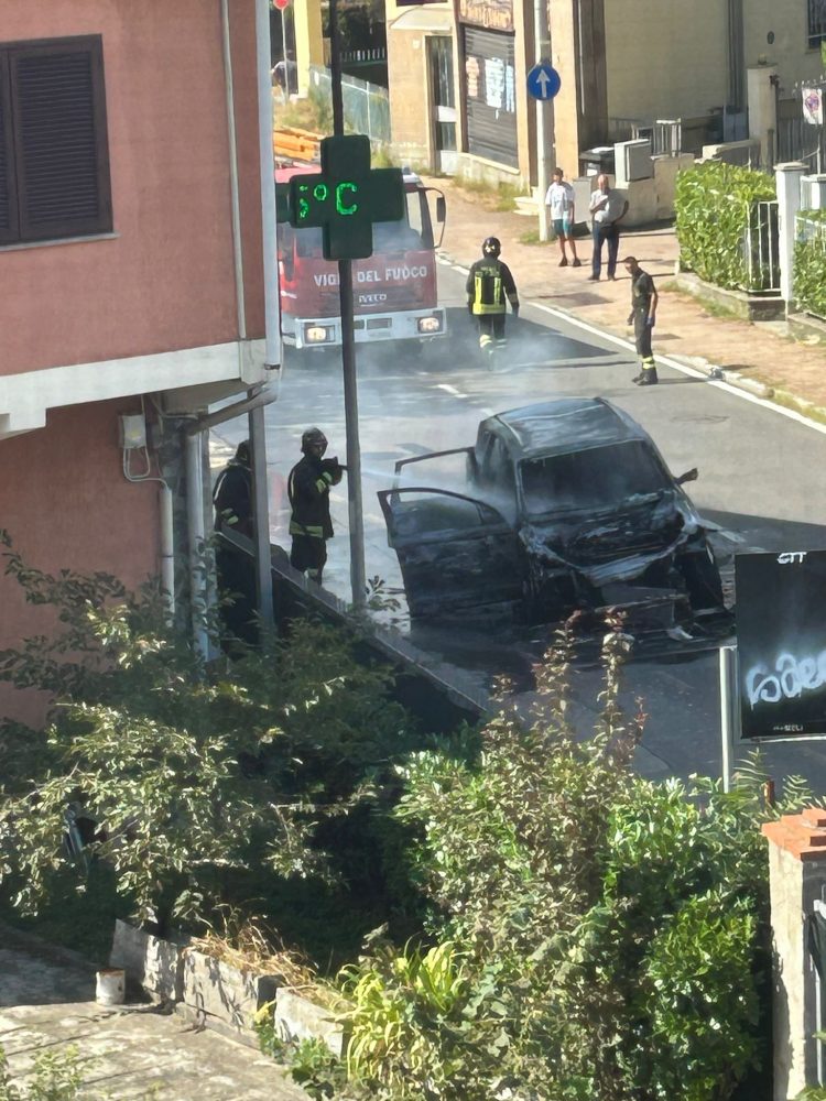 NICHELINO – Auto prende fuoco mentre circola in via Giusti