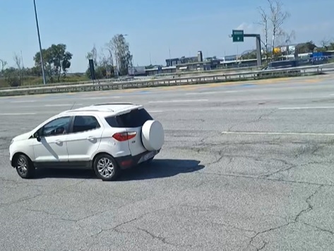 CARMAGNOLA – Non le funziona il telepass e fa inversione a U in autostrada per uscire dall’ingresso