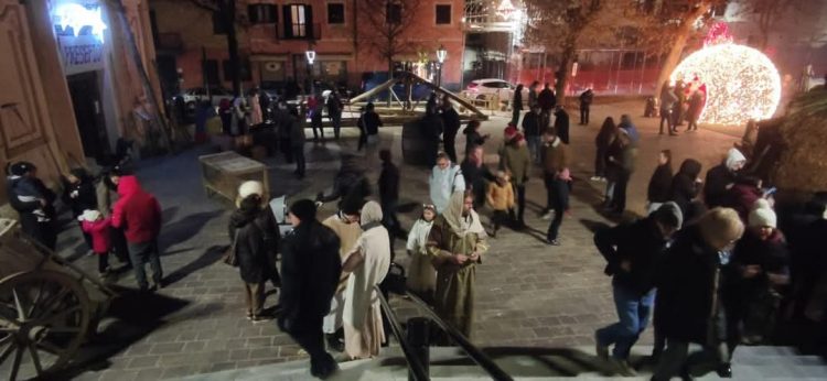 CAMBIANO – Il presepe vivente scalda i cuori del Natale