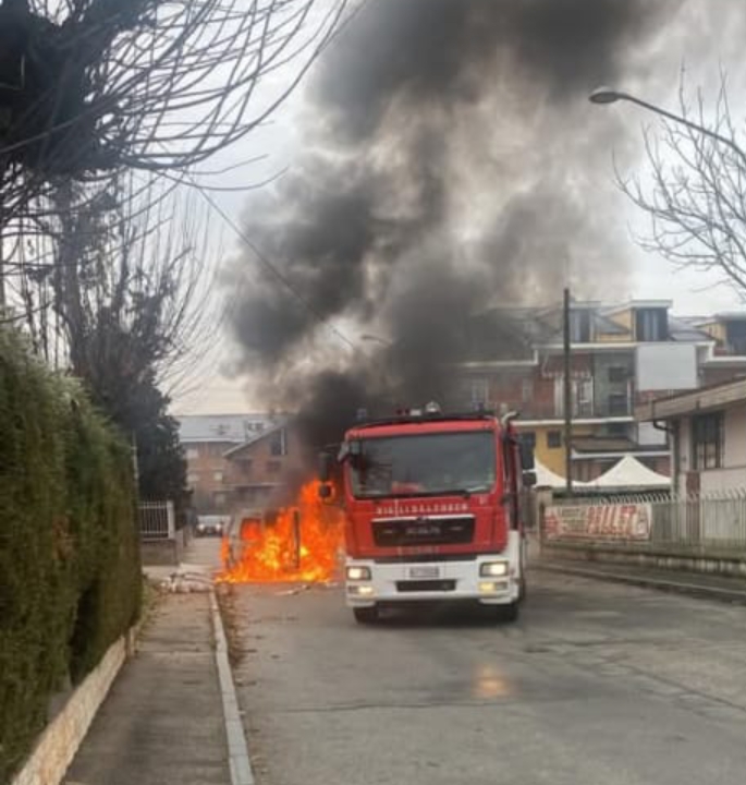 VINOVO – Furgone a fuoco in via Trieste