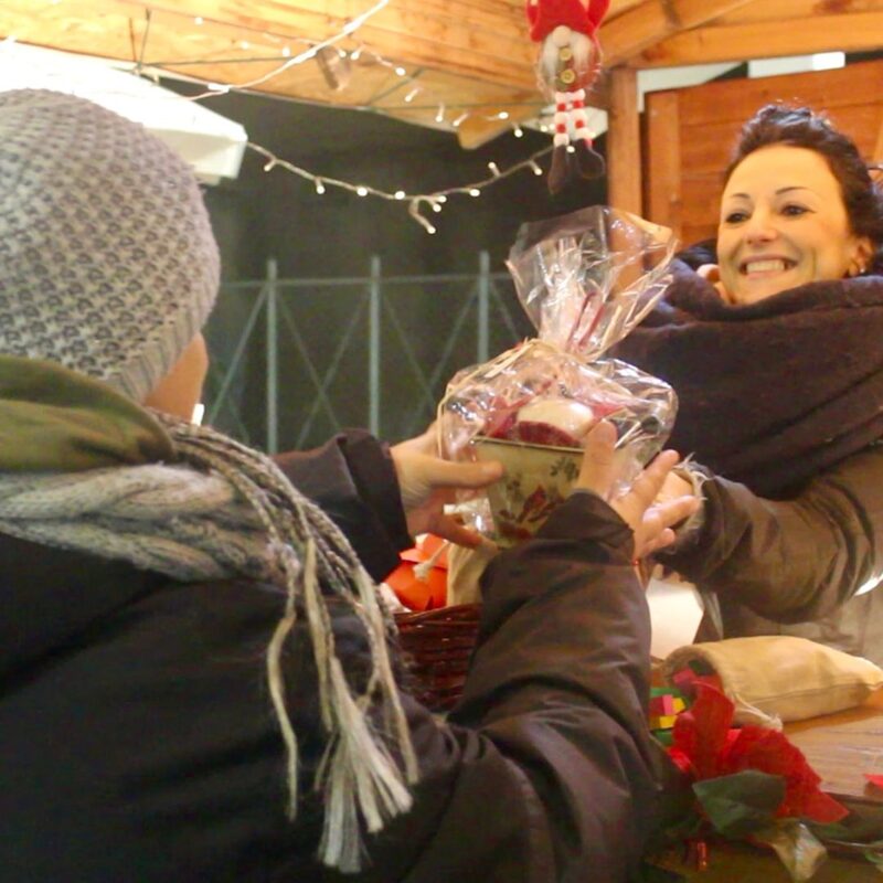 MONCALIERI – Mercatino solidale in piazza Vittorio Emanuele