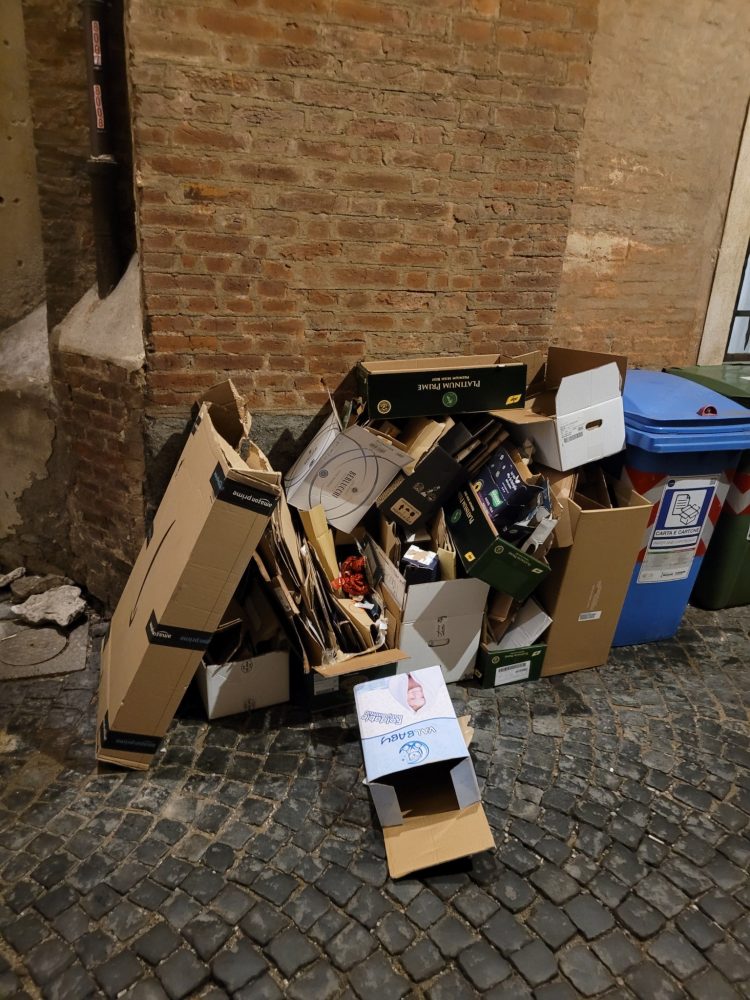 MONCALIERI – Proteste per la spazzatura non raccolta in strada