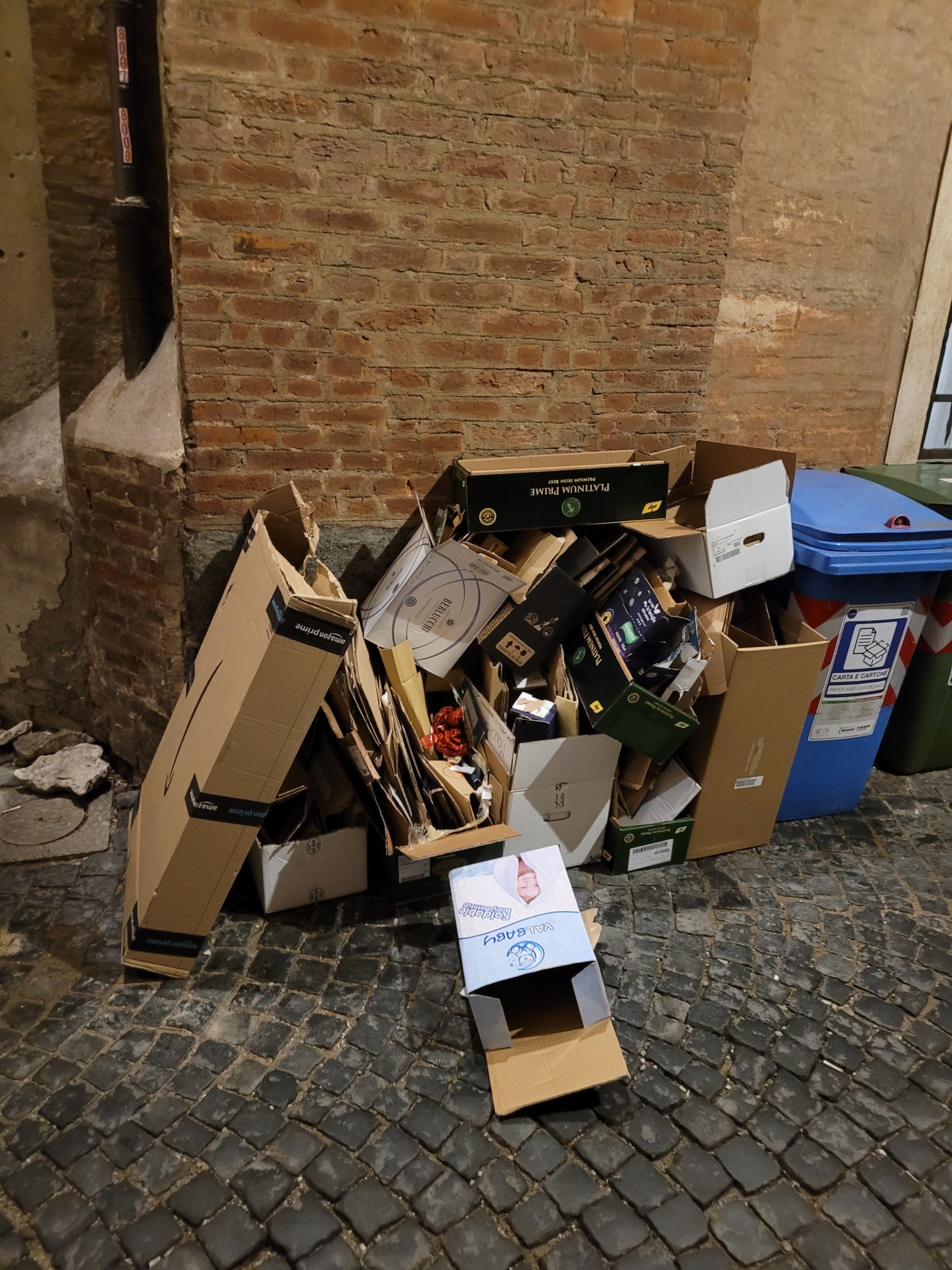 MONCALIERI – Proteste per la spazzatura non raccolta in strada