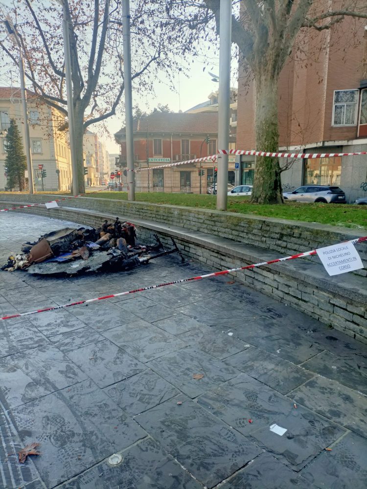 NICHELINO – Capodanno di follia in piazza: oltre ai cassonetti bruciati anche 25 bossoli di pistola a salve