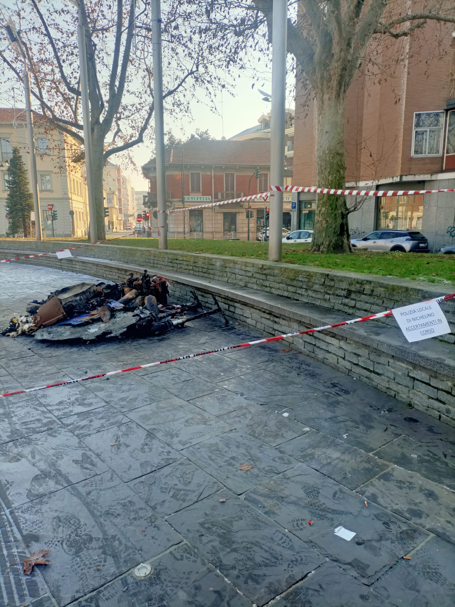 NICHELINO – Capodanno di follia in piazza: oltre ai cassonetti bruciati anche 25 bossoli di pistola a salve