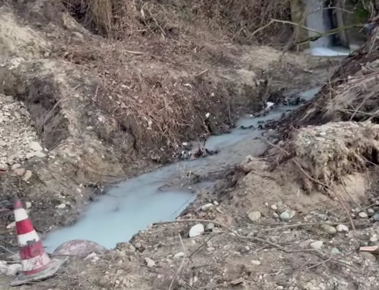 NICHELINO – Scarichi nel Sangone, l’acqua diventa bianca