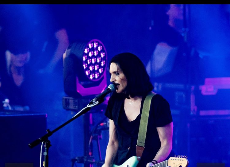 NICHELINO – Brian Molko dei Placebo a processo per vilipendio