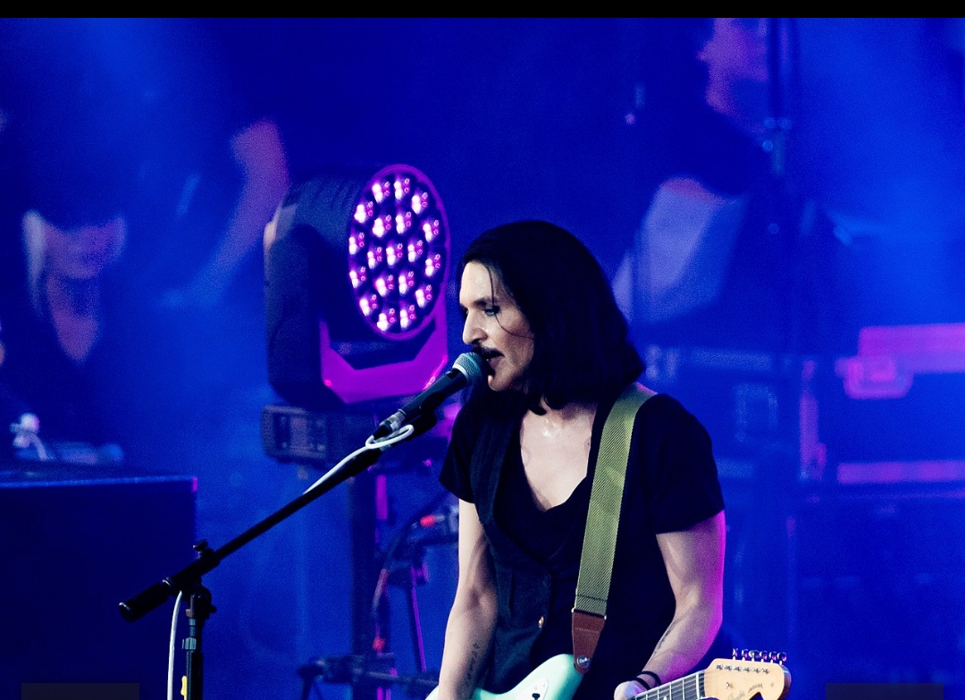 NICHELINO – Brian Molko dei Placebo a processo per vilipendio