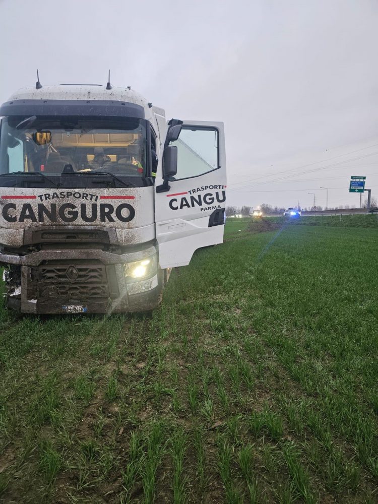 NICHELINO – Tir esce di strada a Debouché
