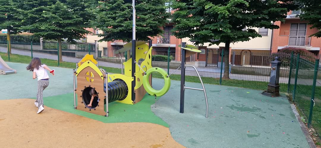 MONCALIERI – Riposizionata la giostra bruciata dai vandali