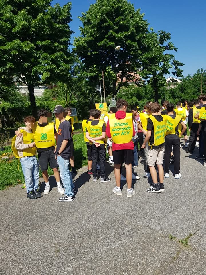 MONCALIERI – I ragazzi del Pininfarina piantumano nuovi alberi