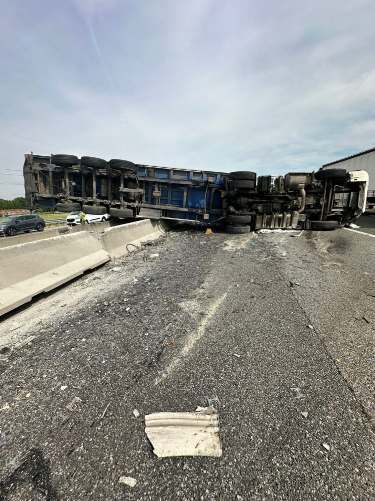NICHELINO – Incidente in tangenziale: camion si ribalta