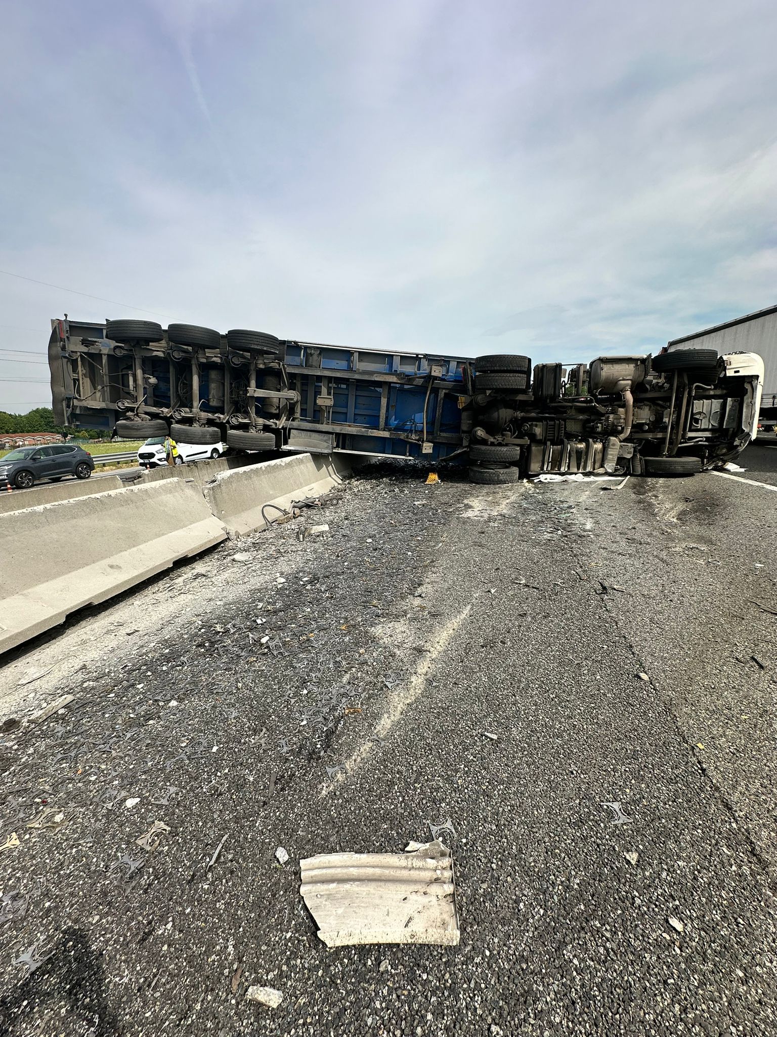 NICHELINO – Incidente in tangenziale: camion si ribalta