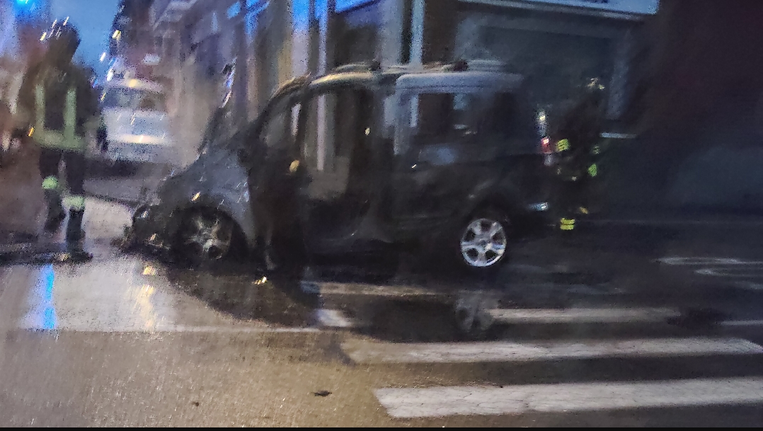 NICHELINO – Auto a fuoco mentre viaggia, paura in via XXV Aprile