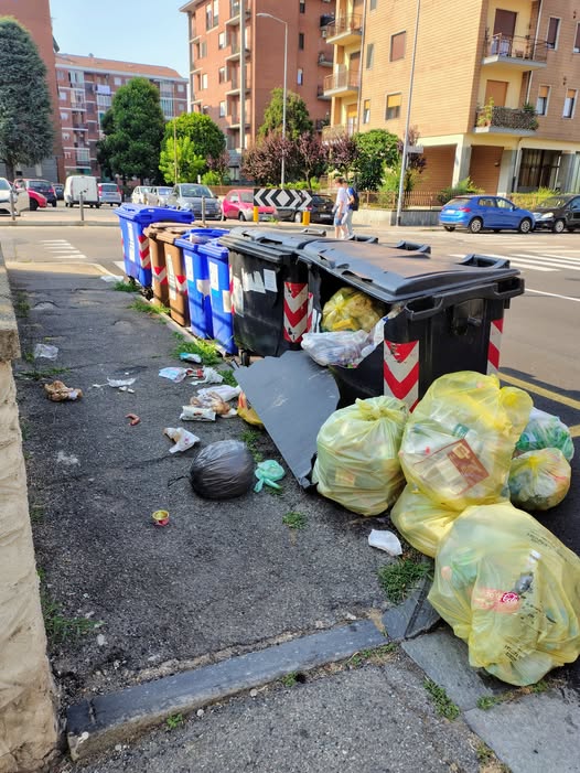 MONCALIERI -Cassonetti rotti e rifiuti sparpagliati in via Ponchielli