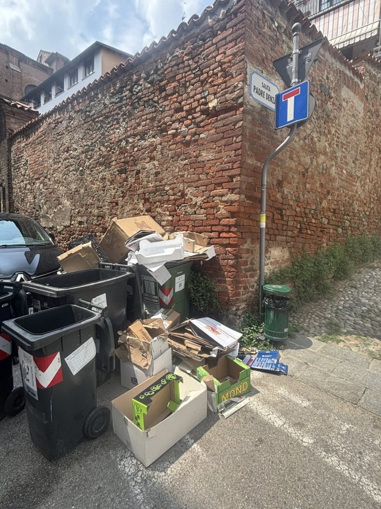 MONCALIERI -‘Indecente l’abbandono di rifiuti in via Real Collegio’