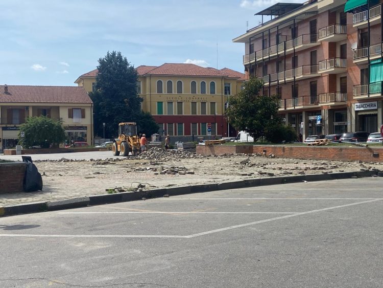 SANTENA – Iniziati i lavori in piazza Martiri