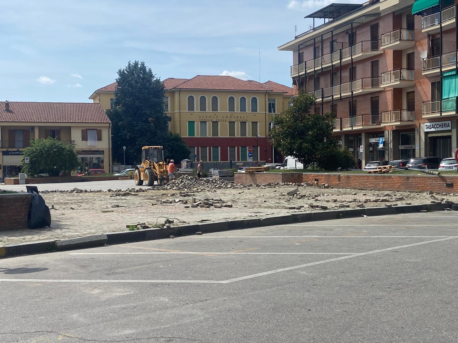 SANTENA – Iniziati i lavori in piazza Martiri