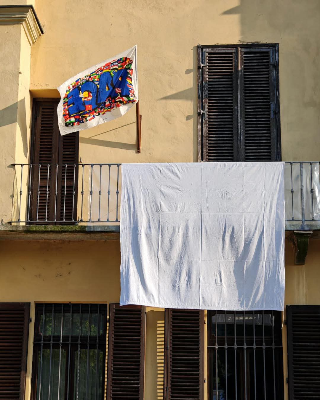 PECETTO – Lenzuola bianche sul municipio per la catastrofe di Gaza