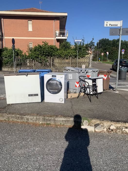 NICHELINO – Rifiuti ingombranti in via Pavese