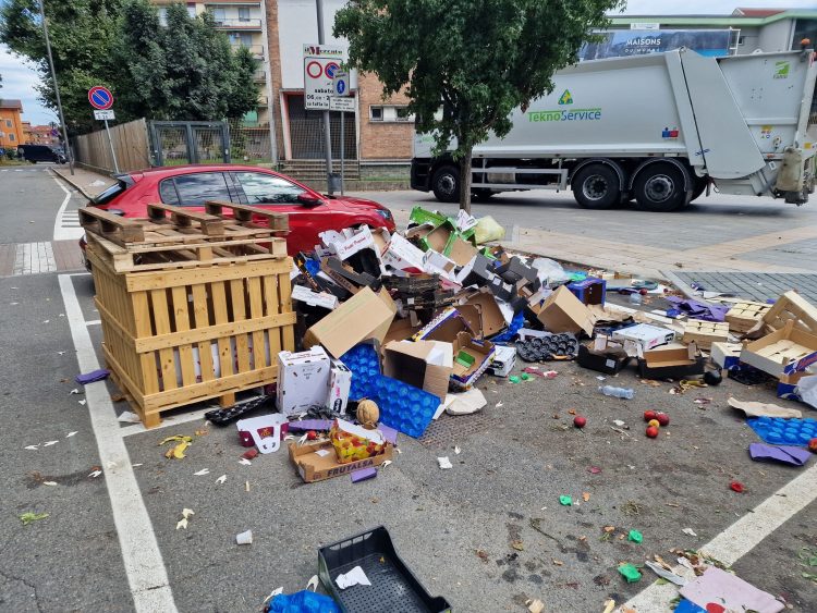 NICHELINO – Rifiuti non raccolti al mercato del sabato, il presidente del Covar chiama i vigili