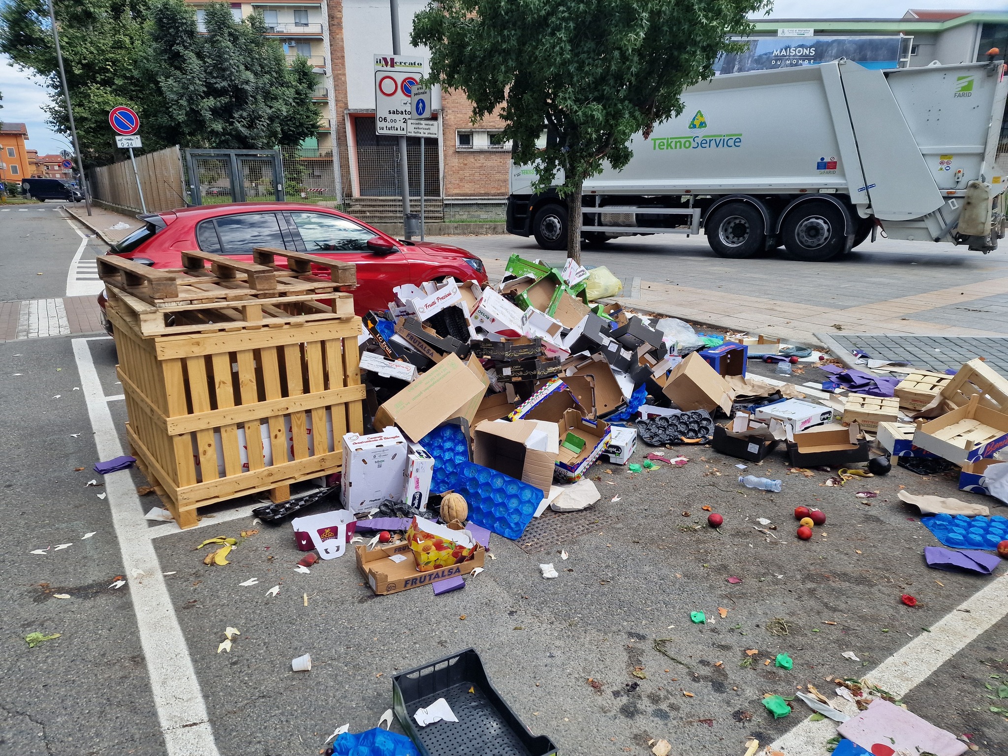 NICHELINO – Rifiuti non raccolti al mercato del sabato, il presidente del Covar chiama i vigili