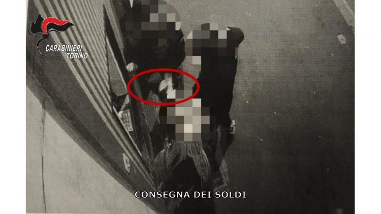 Adescano un giovane sul web per poi rapinarlo