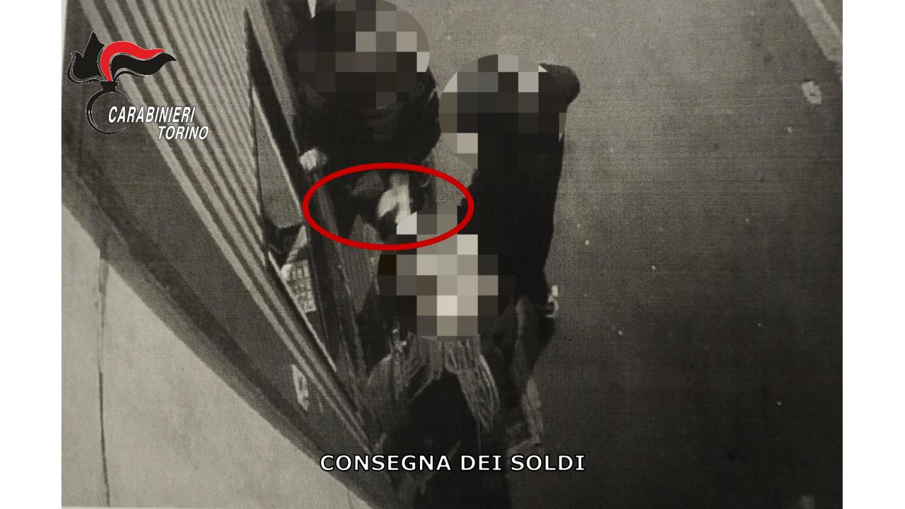 Adescano un giovane sul web per poi rapinarlo