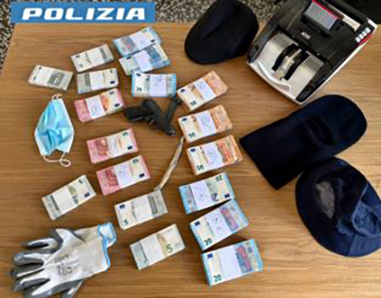 Due fermi per una rapina in banca a Torino