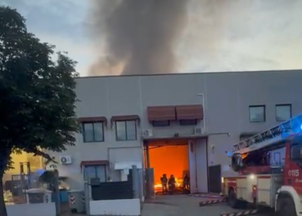 NICHELINO – Incendio devasta capannone in via Goito