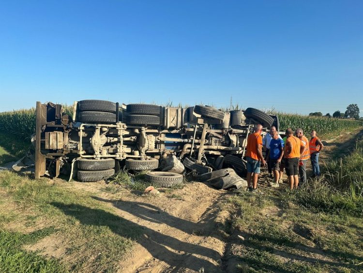 CARMAGNOLA – Camion si rovescia in via Poirino. Rimozione difficoltosa e traffico in tilt