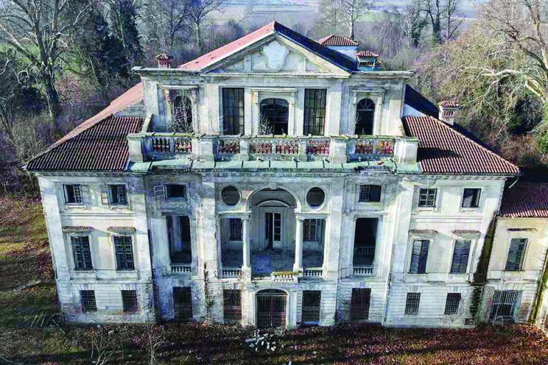 LA LOGGIA – Continuano le intrusioni a Villa Carpeneto