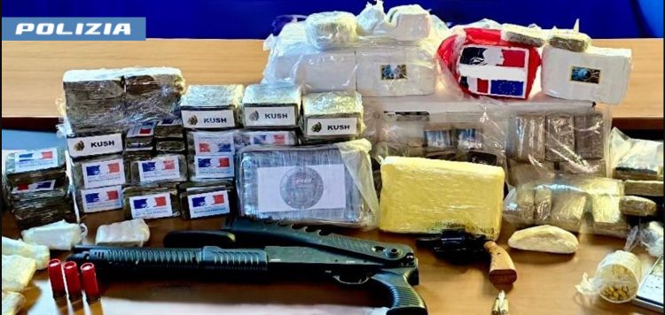 Torino: sequestrati oltre 42 kg di hashish e cocaina, armi e munizioni