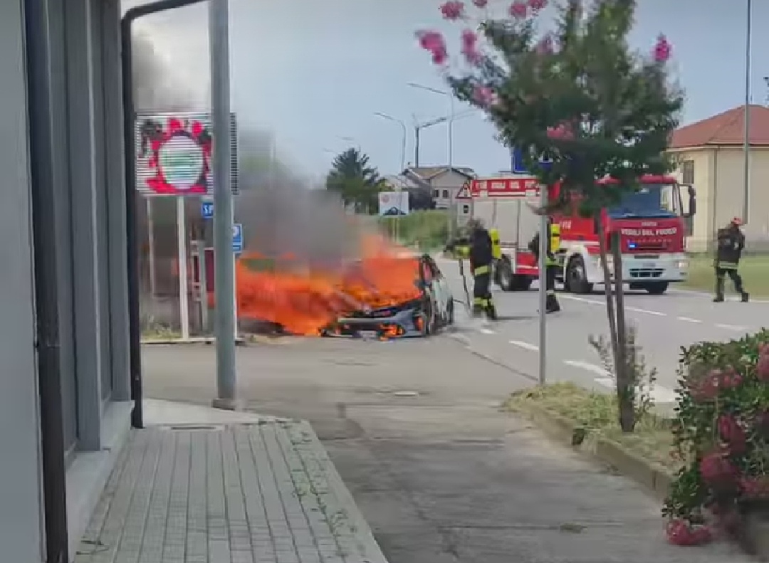 POIRINO – Auto con madre e figlia a bordo prende fuoco all’improvviso. Salve per miracolo