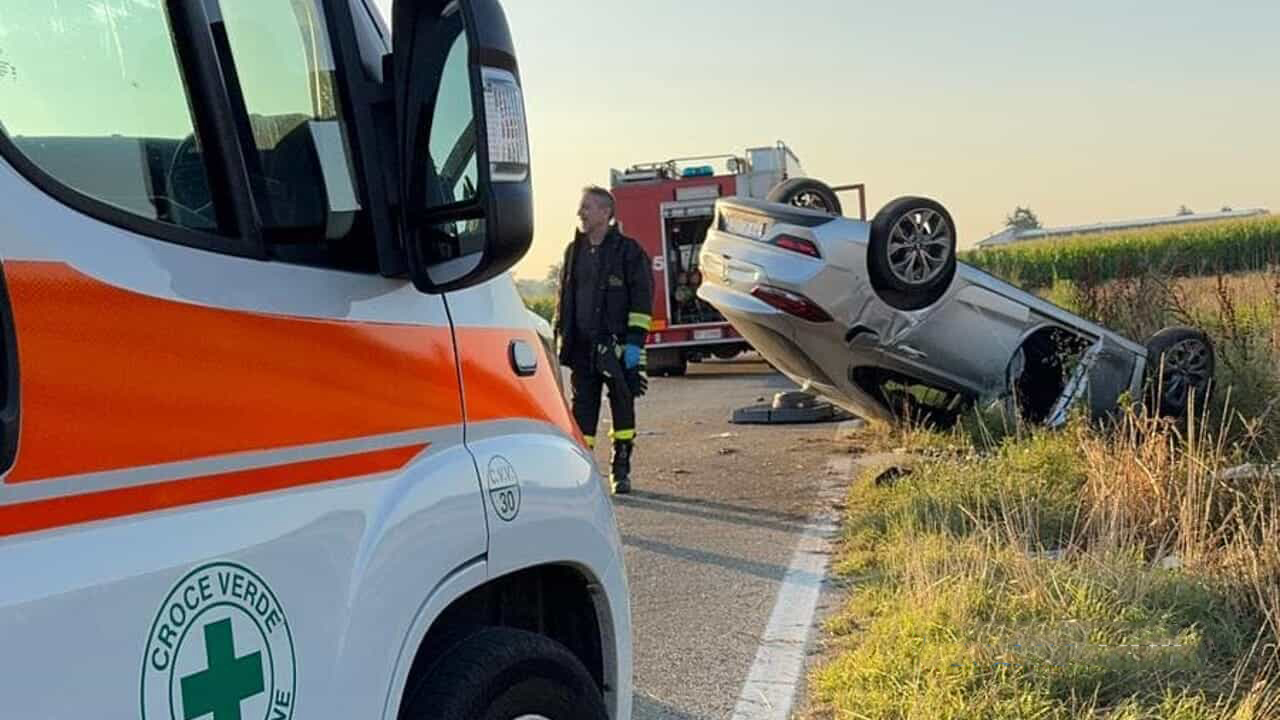 POIRINO – Ribalta l’auto per evitare un animale selvatico