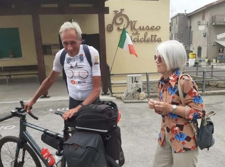 SANTENA -In città il passaggio di Leonardo Cavazzi e della sua impresa di percorrere 2700 km in bici