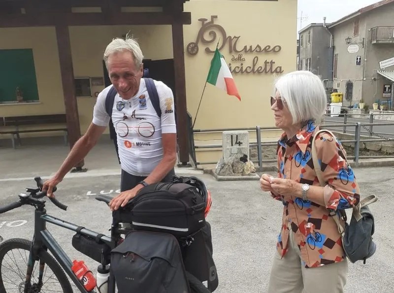 SANTENA -In città il passaggio di Leonardo Cavazzi e della sua impresa di percorrere 2700 km in bici