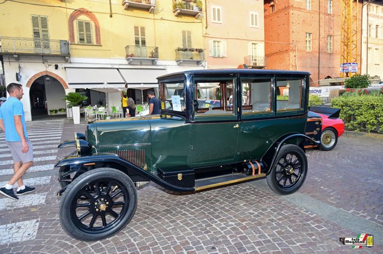 Le serate dei «Giovedì a Carmagnola» si arricchiscono delle antiche forme dei veicoli d’epoca