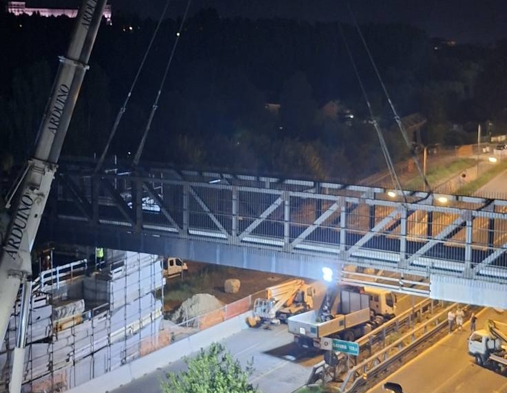 MONCALIERI – La posa della nuova passerella di corso Trieste
