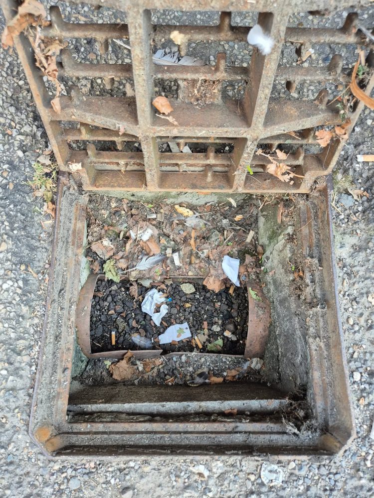 MONCALIERI – Tombini ostruiti con il catrame: ‘Subito da liberare’