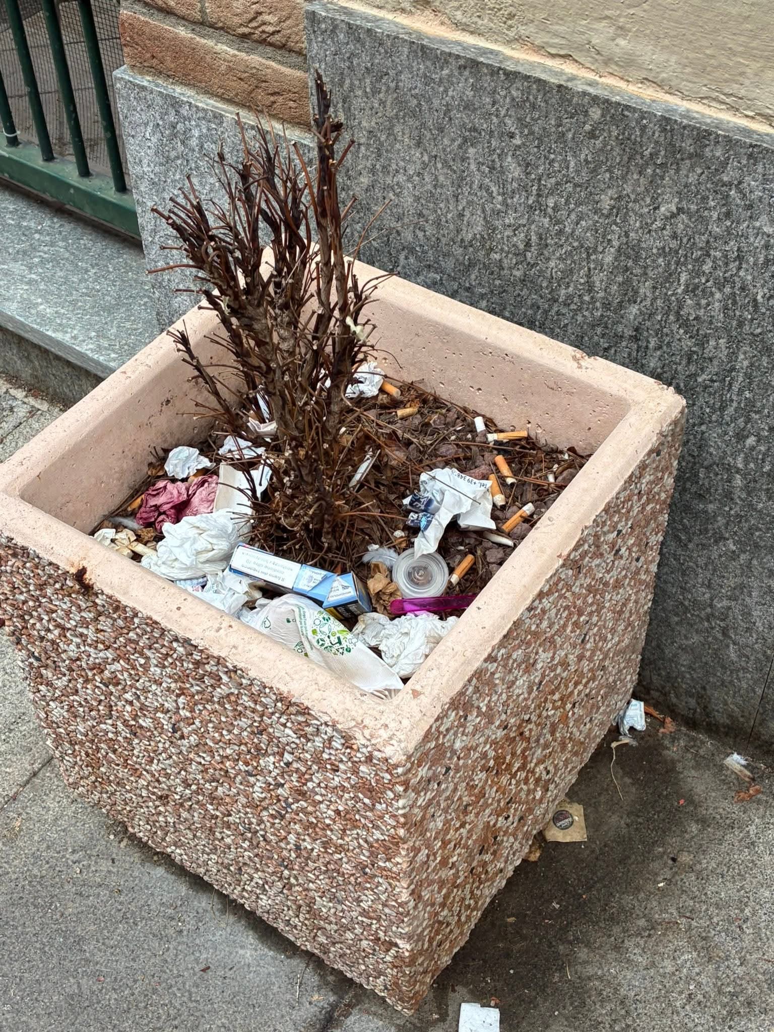 VINOVO – Fioriere trasformate in discariche in via Marconi