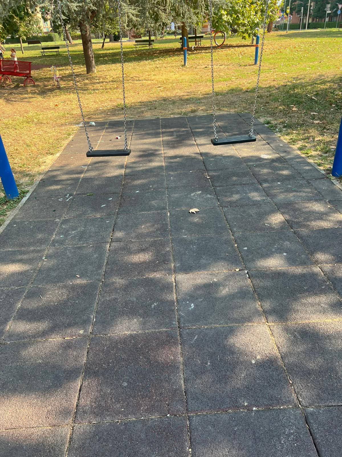 NICHELINO – Cocci di bottiglia e sigarette nelle zone gioco del parco di via Trento