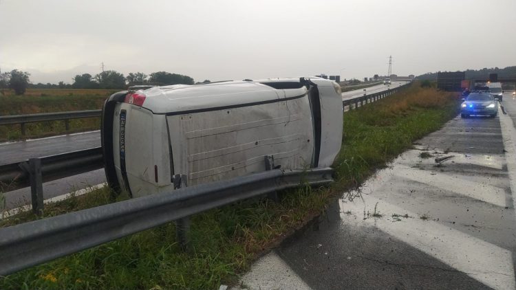 MONCALIERI – Furgone si ribalta in tangenziale, un ferito