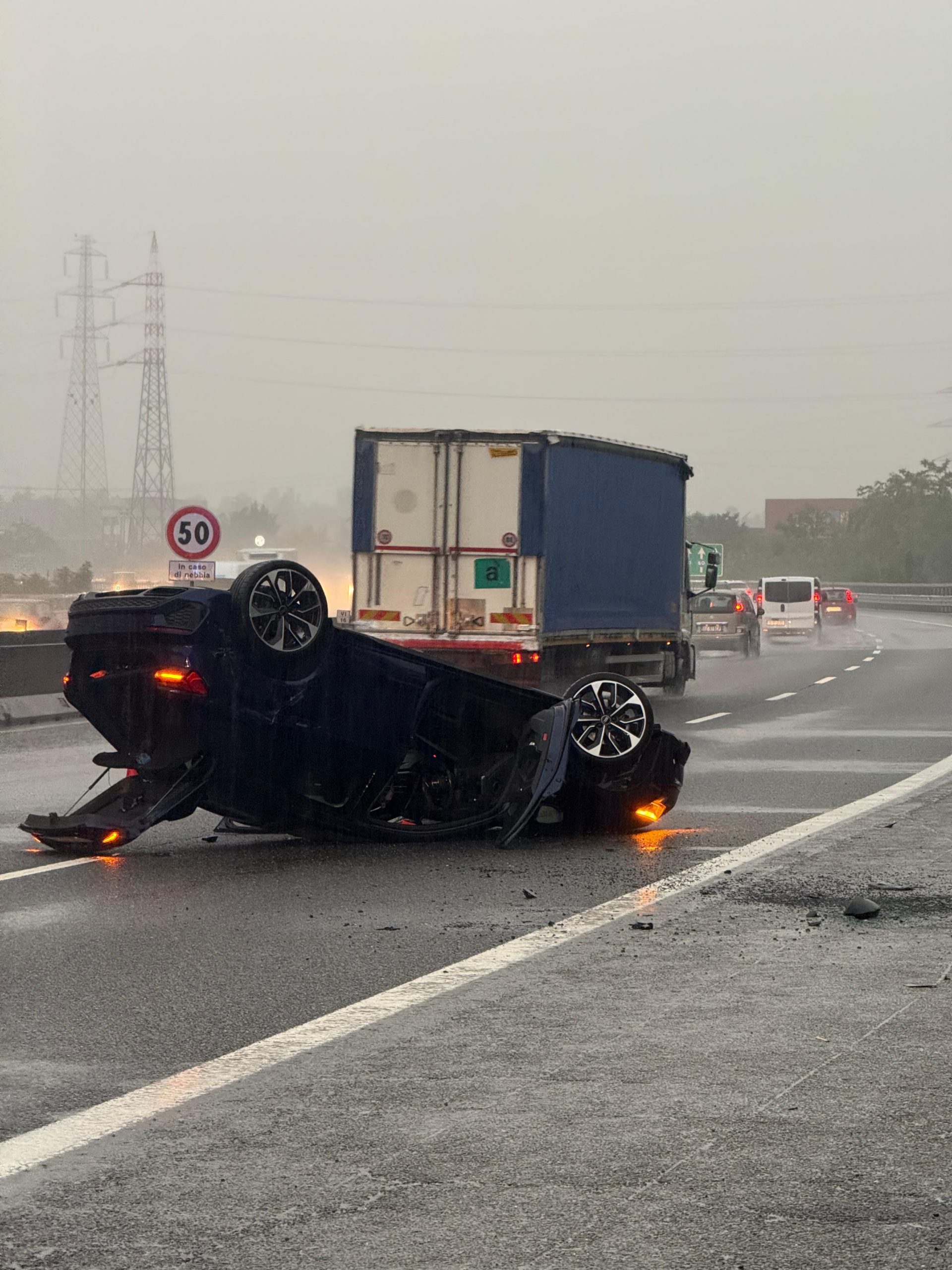 STUPINIGI – Auto ribaltata in tangenziale