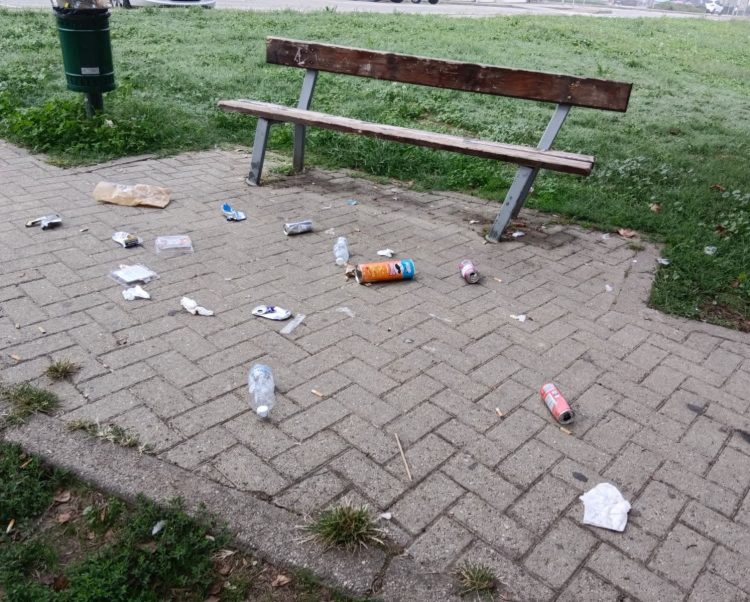 CARIGNANO – Parchi trasformati in discariche da incivili
