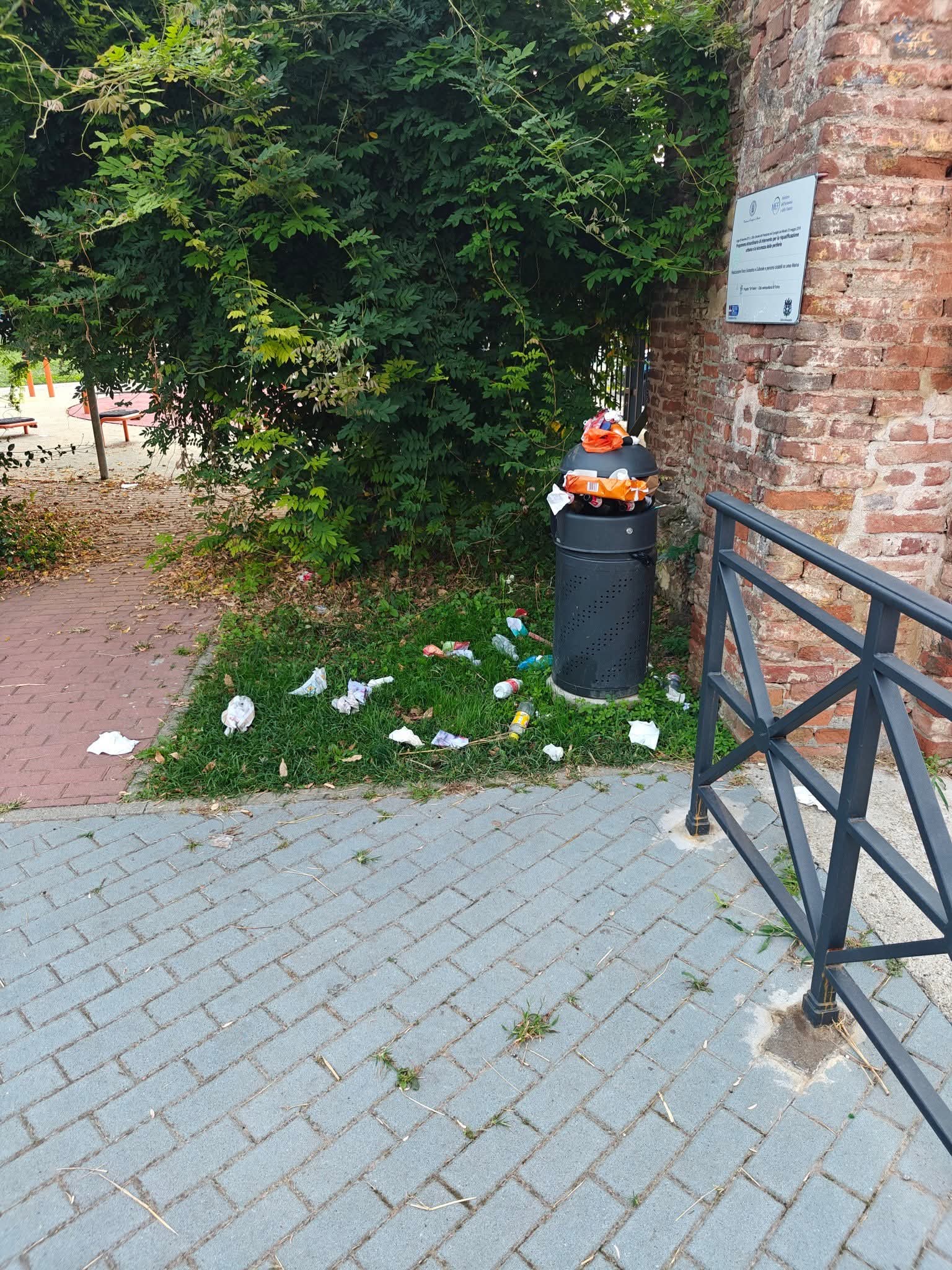 MONCALIERI – Incivili al parco della Luna abbandonano immondizia