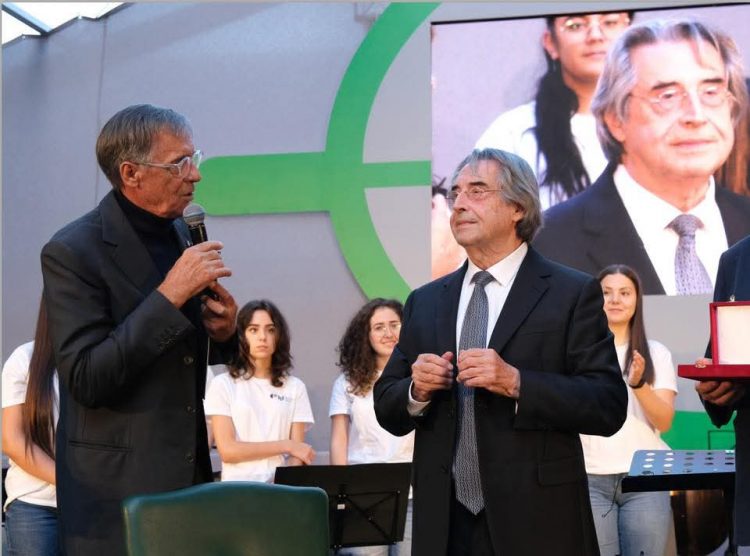SANTENA – Consegnato il premio Cavour al maestro Nuti