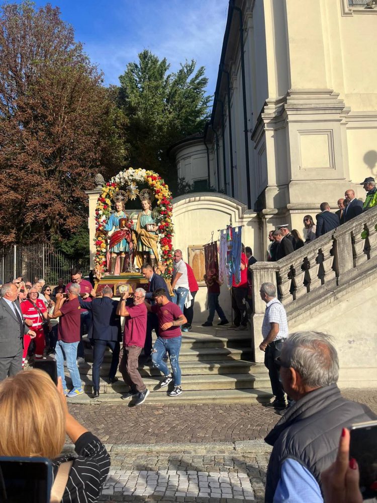 SANTENA – Suggestiva cerimonia per la patronale di Santi Cosma e Damiano