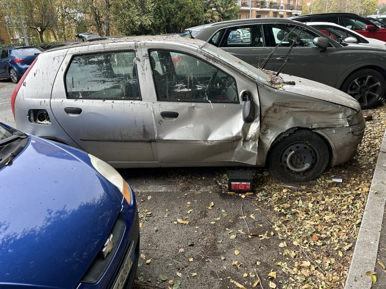 MONCALIERI – Lamentele per le troppe auto abbandonate in città